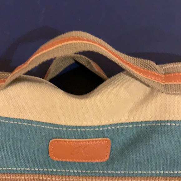 K2 Canvas Shoulder Bag - Picture 7 of 8